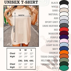 Puede incluir: Tabla de tallas de camiseta unisex con medidas en pulgadas para el pecho y la altura. La tabla muestra las tallas S, M, L, 2XL, 3XL y 4XL. Una tabla de colores muestra 18 colores diferentes para la camiseta.