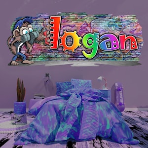 Puede incluir: Una habitación con un esquema de color púrpura y verde azulado. La cama tiene un edredón y almohadas con un patrón de teñido anudado. Encima de la cama hay una obra de arte de estilo grafiti que dice "Logan" con un mono. Un monopatín se apoya en la pared.