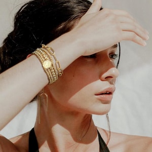 Schönes handgemachtes Gold Perlen Armband für Frauen - 14K Echtvergoldet Dehnbare elastische Kette Ball Armband Kit Schmuck mit Buchstabe J