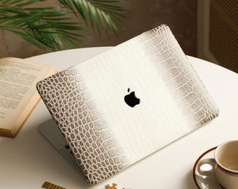 Milchkaffee Krokodildruck Leder Laptophülle, Personalisierte M5 PRO 14 15 16 MacBook Hülle 2025 2024, Neue MacBook A3240 A2338 Hülle