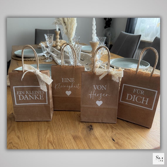 Papier Geschenktüten mit Aufschrift – 4er Set | Gastgeschenke | Hochzeit | Geburtstag | Taufe | Babyshower | Kraftpapier | Geschenktasche