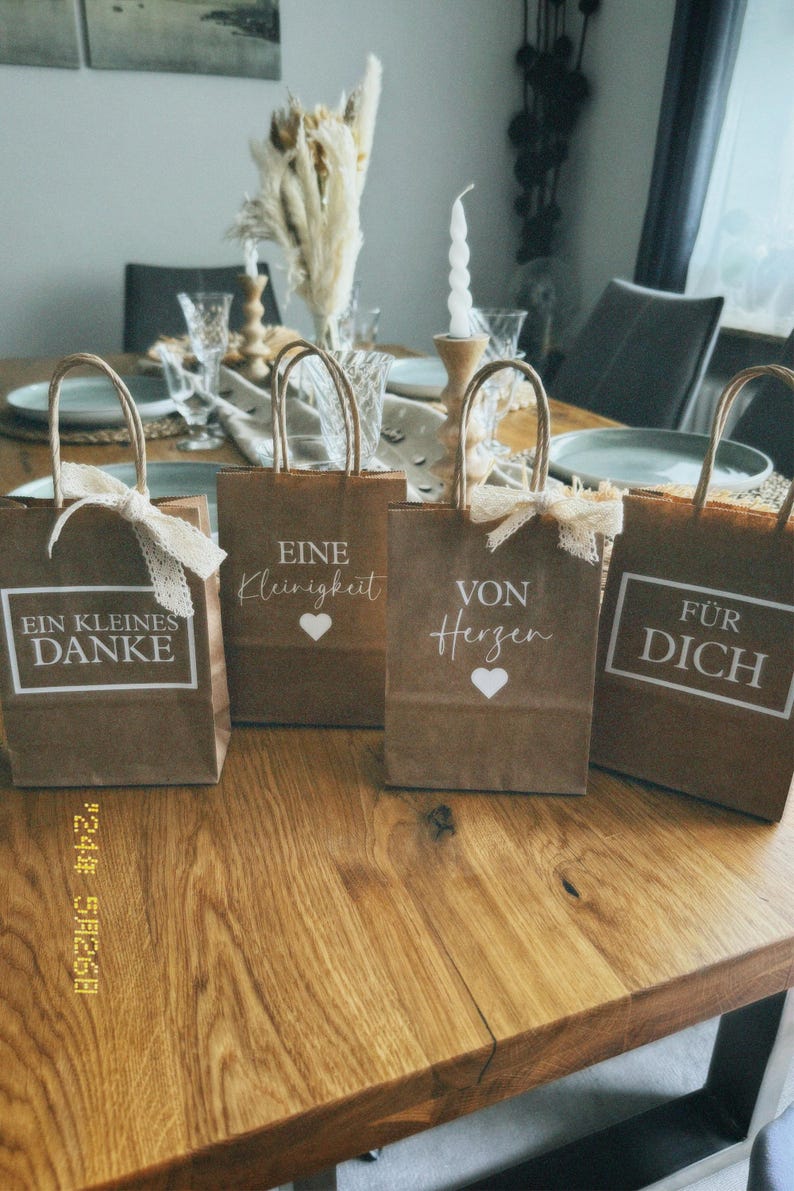 Papier Geschenktüten aus Kraftpapier mit Aufschrift, 4 Stück, als Gastgeschenke für Hochzeit, Geburtstag, Taufe und Babyshower