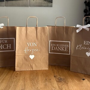 Papier Geschenktüten aus Kraftpapier mit Aufschrift, 4 Stück, als Gastgeschenke für Hochzeit, Geburtstag, Taufe und Babyshower