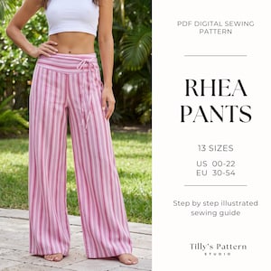 Op de afbeelding: Een digitaal PDF-naaipatroon voor de Rhea-broek in 13 maten, US 00-22 en EU 30-54. De broek heeft een hoge taille, wijde pijpen en een verticaal gestreept patroon in roze en witte tinten met een strikdetail aan de taille.