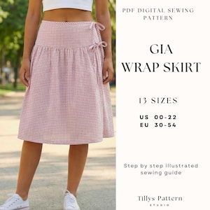 以下が含まれることがあります： ピンクと白のギンガムチェックのラップスカート。スカートはPDFデジタルソーイングパターンのものです。画像には「GIA WRAP SKIRT」と「13サイズ」と書かれており、USサイズは00～22、EUサイズは30～54です。画像には「Step by step illustrated sewing guide」というテキストも含まれています。