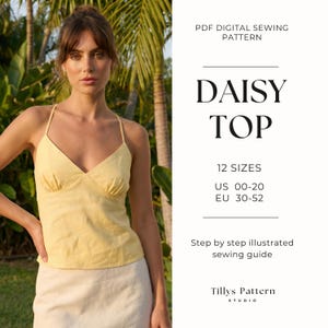 Op de afbeelding: Een vrouw draagt een lichtgele Daisy Top met een V-hals en spaghettibandjes. De afbeelding bevat tekst met de tekst "PDF Digital Sewing Pattern", "DAISY TOP" en maat informatie in US en EU maten. Het patroon is van Tillys Pattern Studio.