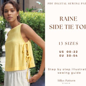 以下が含まれることがあります： 女性が、サイドタイ付きの黄色のリネントップと明るい色のスカートを着用しています。画像には「RAINE SIDE TIE TOP」と「13 SIZES US 00-22 EU 30-54」の文字が含まれています。PDFデジタルソーイングパターンです。