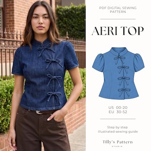 Op de afbeelding: Een digitaal PDF-naaipatroon voor de Aeri Top, bestaande uit een blauwe spijkerblouse met een mandarijnkraag, pofmouwen en vier striksluitingen aan de voorzijde. Het patroon bevat de maten US 00-20 en EU 30-52 met een stapsgewijze geïllustreerde handleiding.
