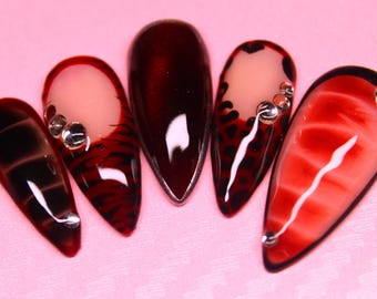 Unhas vermelhas com estampa animal