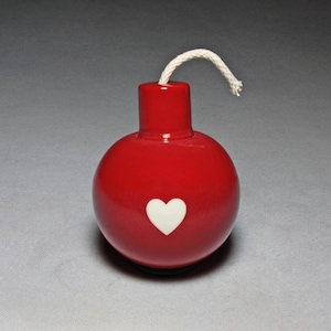 Keramische liefdesbomsculptuur met hartdetail (diameter 4 inch)