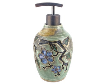 Distributeur de savon liquide ou de lotion, flacon de lotion vert tendre, flacon de savon fait main avec fleurs de cerisier sculptées