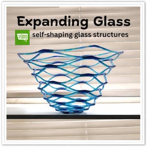Peut inclure: Un bol décoratif en verre avec un design en forme de vagues. Le bol est fait de verre bleu et turquoise et a une structure ouverte unique. Le texte "Expanding Glass" et "self-shaping glass structures" sont visibles.