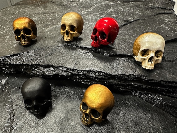 Épingle tête de mort en résine peinte à la main • Broche gothique • Bijoux alternatifs