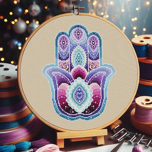 Patrón de punto de cruz de mano de Hamsa, diseño de bordado de mandala intrincado, decoración boho moderna de bricolaje, arte de costura espiritual