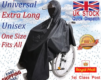 Könnte beinhalten: Schwarzer wasserdichter Rollstuhlponcho mit Kapuze und klarem Visier. Der Poncho ist so konzipiert, dass er den Benutzer und den Rollstuhl bedeckt und Schutz vor Regen und Wind bietet. Der Poncho ist mit "Universal Extra Long One Size Fits All" gekennzeichnet.
