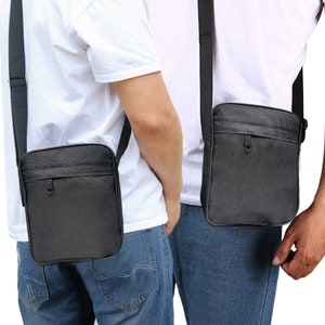 Peut inclure: Deux sacs à bandoulière noirs avec des sangles réglables. Les sacs ont une poche zippée à l'avant et une fermeture à rabat.