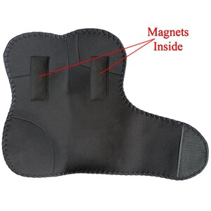 Pode incluir: Suporte de joelho de neopreno preto com dois &iacute;m&atilde;s retangulares costurados no interior. O suporte tem uma al&ccedil;a de velcro no lado.