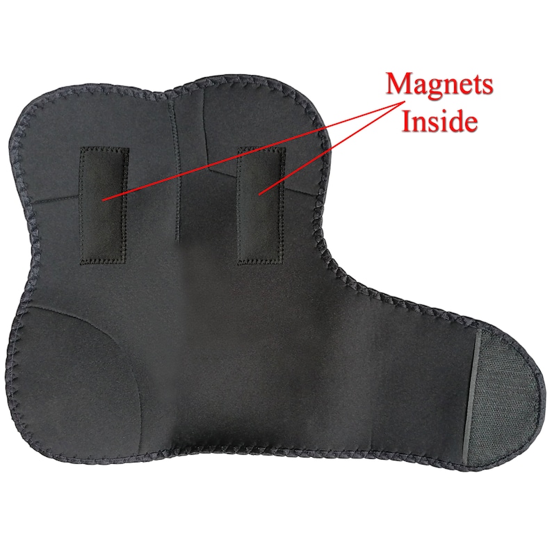 Pode incluir: Suporte de joelho de neopreno preto com dois &iacute;m&atilde;s retangulares costurados no interior. O suporte tem uma al&ccedil;a de velcro no lado.