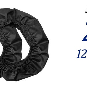 K&ouml;nnte beinhalten: Zwei schwarze, kreisf&ouml;rmige Radabdeckungen mit elastischen R&auml;ndern. Der Text lautet: SMALL 2 PCS PACK 12cm-16cm wheels. Diese Abdeckungen sind f&uuml;r R&auml;der innerhalb des angegebenen metrischen Bereichs konzipiert und bieten eine Schutzschicht.
