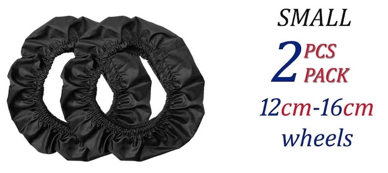 K&ouml;nnte beinhalten: Zwei schwarze, kreisf&ouml;rmige Radabdeckungen mit elastischen R&auml;ndern. Der Text lautet: SMALL 2 PCS PACK 12cm-16cm wheels. Diese Abdeckungen sind f&uuml;r R&auml;der innerhalb des angegebenen metrischen Bereichs konzipiert und bieten eine Schutzschicht.