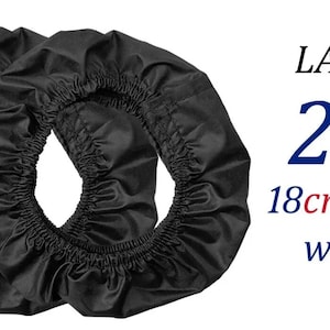 K&ouml;nnte beinhalten: Zwei schwarze, kreisf&ouml;rmige Radabdeckungen aus Stoff mit elastischen R&auml;ndern. Der Text lautet LARGE 2 PCS PACK 18cm-25cm wheels. Diese Abdeckungen sind so konzipiert, dass sie &uuml;ber R&auml;der passen, um Schutz und ein sauberes Aussehen zu bieten.