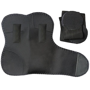 Pode incluir: Suporte de cotovelo de neopreno preto com correias ajust&aacute;veis e um inserto acolchoado. O suporte tem uma forma contornada para se ajustar &agrave; articula&ccedil;&atilde;o do cotovelo.