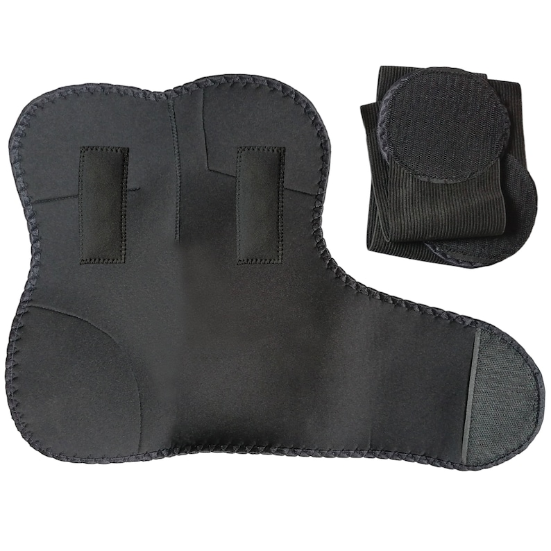 Pode incluir: Suporte de cotovelo de neopreno preto com correias ajust&aacute;veis e um inserto acolchoado. O suporte tem uma forma contornada para se ajustar &agrave; articula&ccedil;&atilde;o do cotovelo.