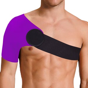 Pode incluir: Suporte de ombro roxo com uma al&ccedil;a preta e um fecho de velcro. A al&ccedil;a &eacute; ajust&aacute;vel e tem uma se&ccedil;&atilde;o acolchoada para maior conforto.