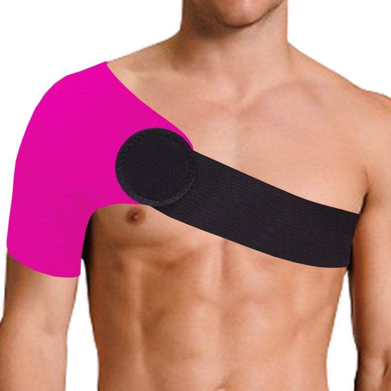 Pode incluir: Um suporte de ombro rosa com uma faixa preta e um fecho de velcro preto. A faixa &eacute; ajust&aacute;vel e pode ser usada em qualquer ombro.