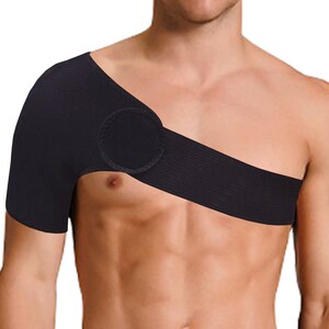Pode incluir: Fita de suporte de ombro preta com fecho de velcro. A fita &eacute; feita de um material respir&aacute;vel e &eacute; projetada para fornecer suporte e estabilidade ao ombro.