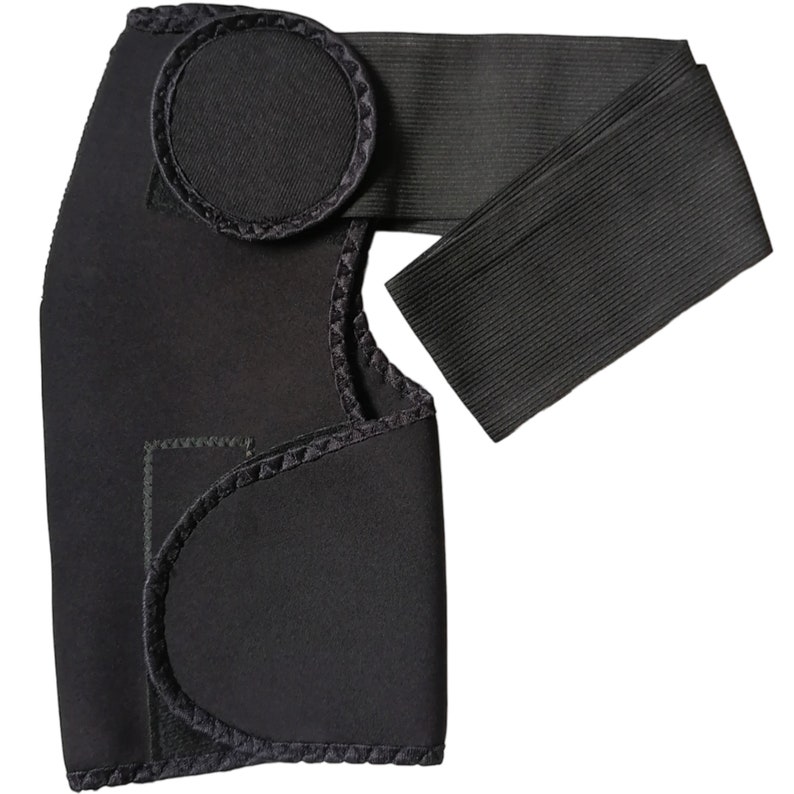 Pode incluir: Suporte de ombro de neopreno preto com al&ccedil;a ajust&aacute;vel e uma &aacute;rea circular acolchoada.