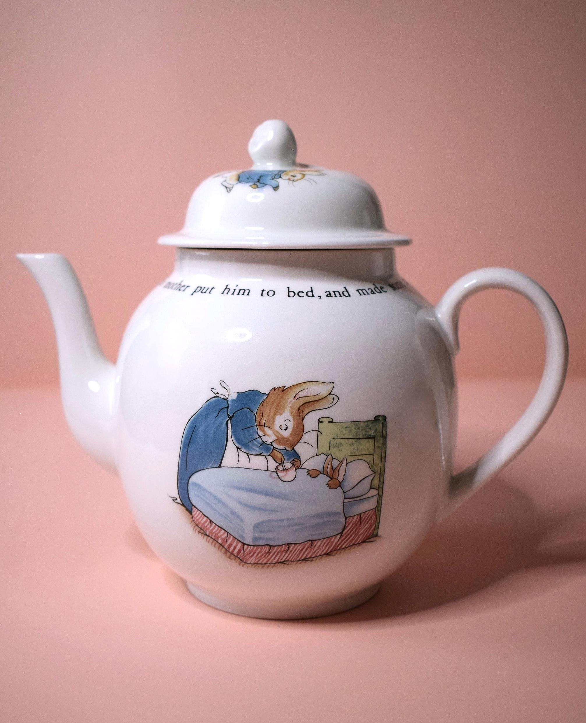 Théière Beatrix Potter Théière Classique Peter Rabbit Beatrix Potter En Porcelaine - 4 Tasses - Modèle Stow Green Théière Beatrix Potter Théière Classique Peter Rabbit Beatrix Potter En Porcelaine - 4 Tasses - Modèle Stow Green