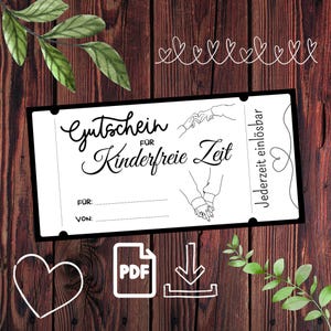 Puede incluir: Un vale de regalo en blanco y negro con las palabras "Gutschein für Kinderfreie Zeit" e ilustraciones de manos formando un corazón y tomadas de la mano. El certificado tiene espacio para "FÜR" y "VON" y está sobre un fondo de madera oscura.