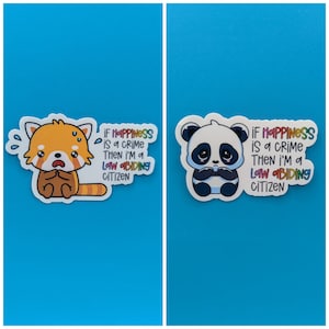 Può includere: Due adesivi con animali dei cartoni animati con il testo "Se la felicità è un crimine, allora sono un cittadino rispettoso della legge". Il primo adesivo presenta un panda rosso con occhi a forma di lacrima. Il secondo adesivo presenta un panda con occhi a forma di lacrima.