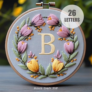 Patrón de bordado de alfabeto completo, patrón de bordado de corona de tulipanes, letras de bordado floral, bordado de bricolaje, bordado inicial de Pascua