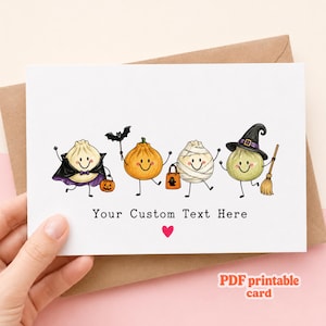 Könnte beinhalten: Eine weiße Grußkarte mit vier gezeichneten Teigtaschen, die für Halloween verkleidet sind: als Vampir mit Umhang, Kürbis, Mumie und Hexe mit Hut und Besen. Der Text lautet Your Custom Text Here, ergänzt durch ein kleines rotes Herz unter dem Schriftzug.