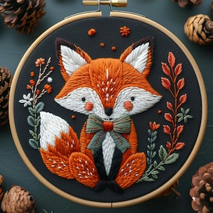 Könnte beinhalten: Stickerei-Hoop-Kunst mit einem Fuchs mit orangefarbenem und weißem Schwanz, der eine grüne Fliege trägt. Der Fuchs ist von grünem und rotem Laub auf schwarzem Hintergrund umgeben.