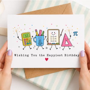 Può includere: Un biglietto d'auguri bianco con illustrazioni di articoli di cancelleria, tra cui una calcolatrice gialla, una tazza blu con la scritta Best Math Teacher Ever, una lavagna con equazioni e una riga triangolare rosa, con il testo Wishing You the Happiest Birthday.