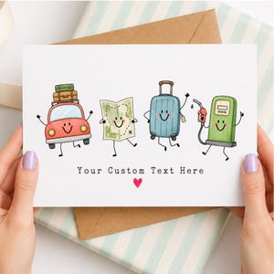Pode incluir: Um cartão de felicitações branco com uma ilustração de desenho animado de um carro vermelho com bagagem, um mapa, uma mala azul e uma bomba de gasolina verde, todos com rostos sorridentes. O texto Your Custom Text Here e um coração vermelho.