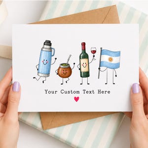 Könnte beinhalten: Eine weiße Grußkarte mit einer Cartoon-Illustration einer hellblauen Thermoskanne, einem braunen Mate-Becher, einer grünen Weinflasche mit einem Glas Rotwein und der Flagge Argentiniens. Darunter steht der Text Your Custom Text Here und ein kleines Herz.
