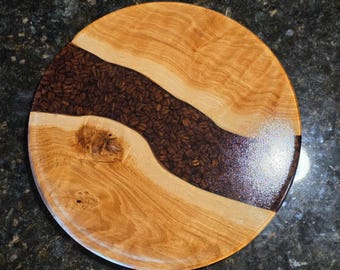Tabla de servir artesanal de 35,5 cm (14") de roble y resina de grano de café real - Base para estación de café - Madera texturizada, duradera y apta para alimentos, 2,5 cm (1") de altura