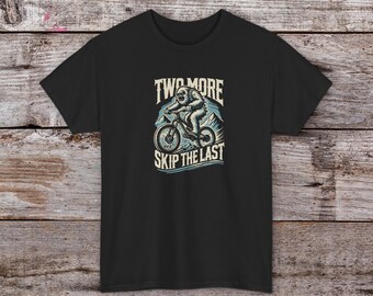 Sasquatch mountainbike-T-shirt - 'Two More, Skip the Last' - perfect cadeau voor mountainbikers