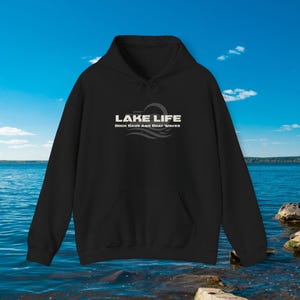 Lake Life Hoodie - Unisex Bootfahren & Surfen Pullover | Dock-Tage und Bootswellen Sweatshirt | Geschenk für Seeliebhaber