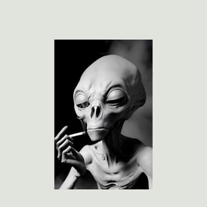 Peut inclure: Une image en noir et blanc d'un extraterrestre aux grands yeux et à la bouche fine tenant une cigarette. L'extraterrestre a une peau lisse et grise et une grosse tête.