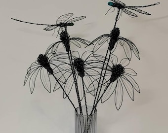 Sonnenhut. Drahtstrauß. Drahtblumen. Libelle. Blumenstrauß mit Libelle.