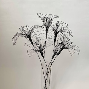 Lilien. Blumenstrauß aus Draht. Blumen aus Draht.