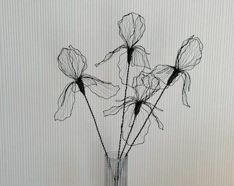 Iris. Drahtstrauß. Drahtblumen.