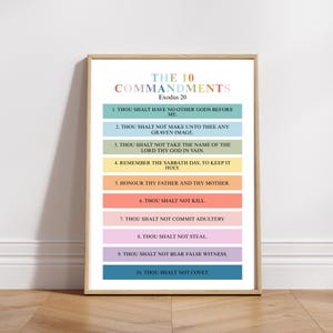 Puede incluir: Una impresión enmarcada de los Diez Mandamientos, con cada mandamiento en una barra horizontal de diferente color. El título "THE 10 COMMANDMENTS" está en la parte superior, con el texto "Exodus 20" debajo.