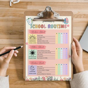以下が含まれることがあります： ピーチ色の背景に印刷された学校のルーチン表を挟んだクリップボード。朝、午後、夜のタスクセクションがあり、カラフルなアイコン、週ごとのチェックリスト、下部には花のイラストが描かれています。