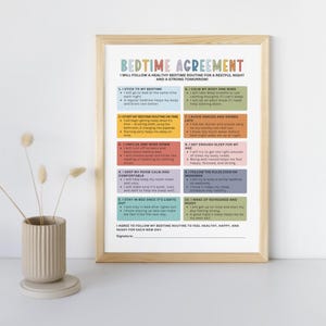 Może przedstawiać: Oprawiony plakat "Bedtime Agreement" z instrukcjami dotyczącymi zdrowej rutyny snu. Kolorowy tekst obiecuje spokojną noc i mocny dzień. Rama jest z jasnego drewna.
